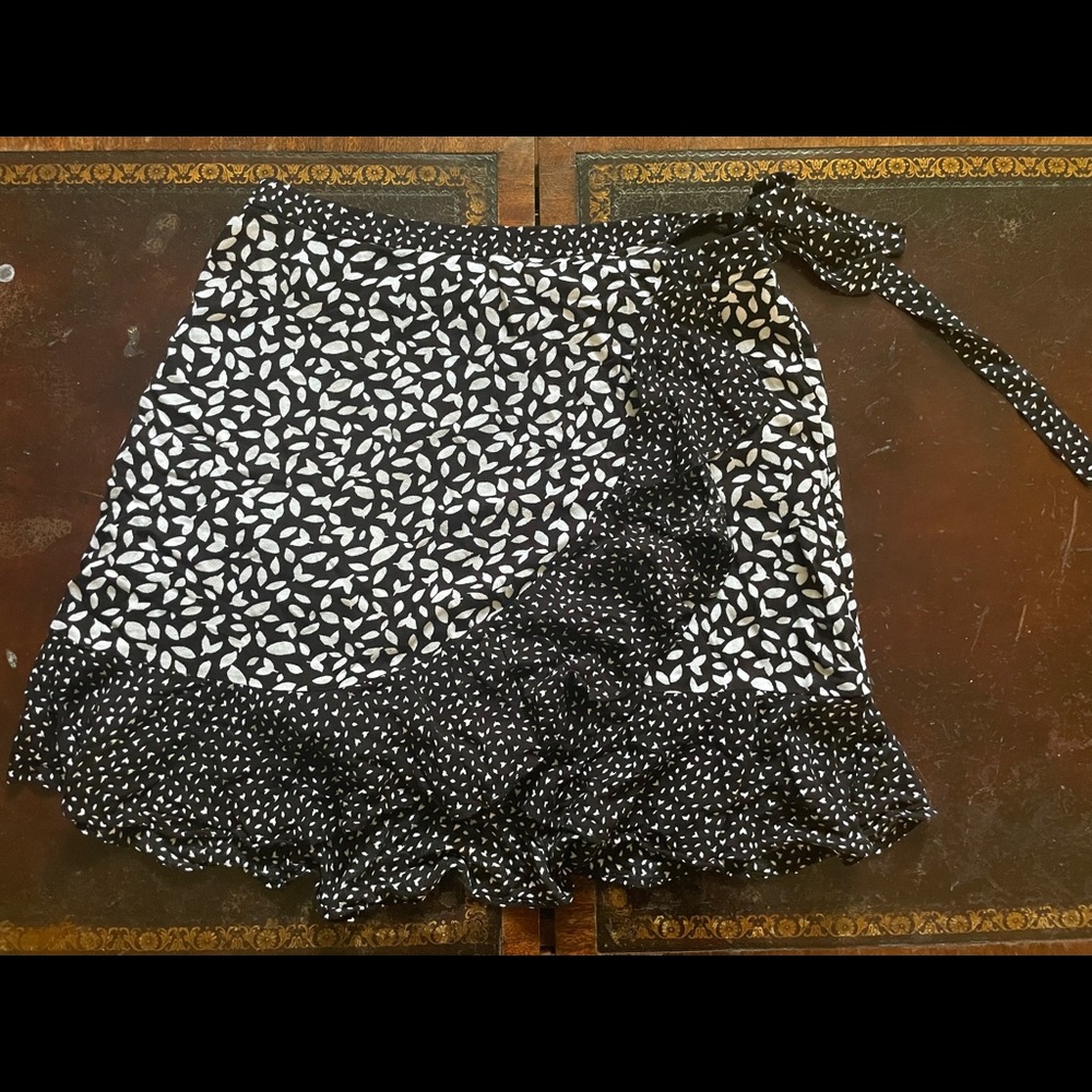 BANANA REPUBLIC floral wrap skirt size 6